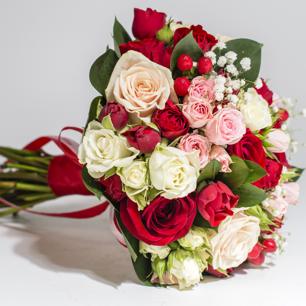 Красивый праздничный букет из роз