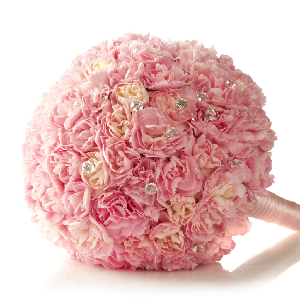 Красивый свадебный букет из розовой гвоздики  на белом фоне