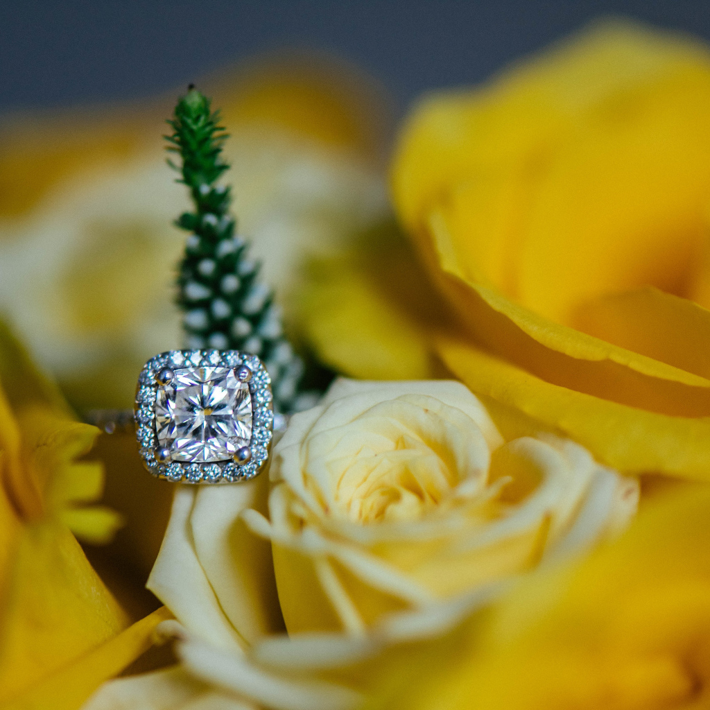 Красивые желтые розы и дорогое кольцо с бриллиантом крупным планом