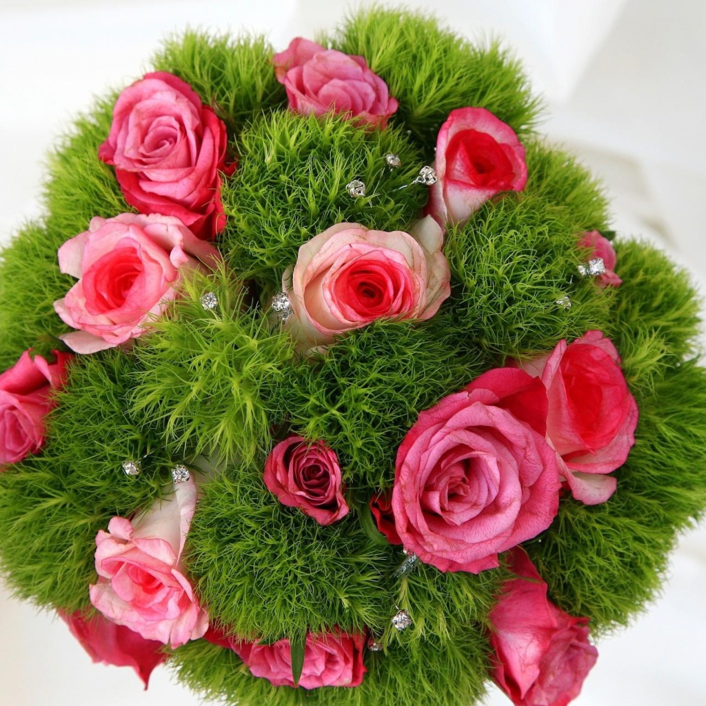 Букет красивых розовых роз с зеленью