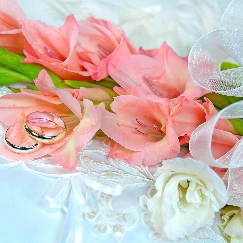 Букет розовых гладиолусов с двумя обручальными кольцами