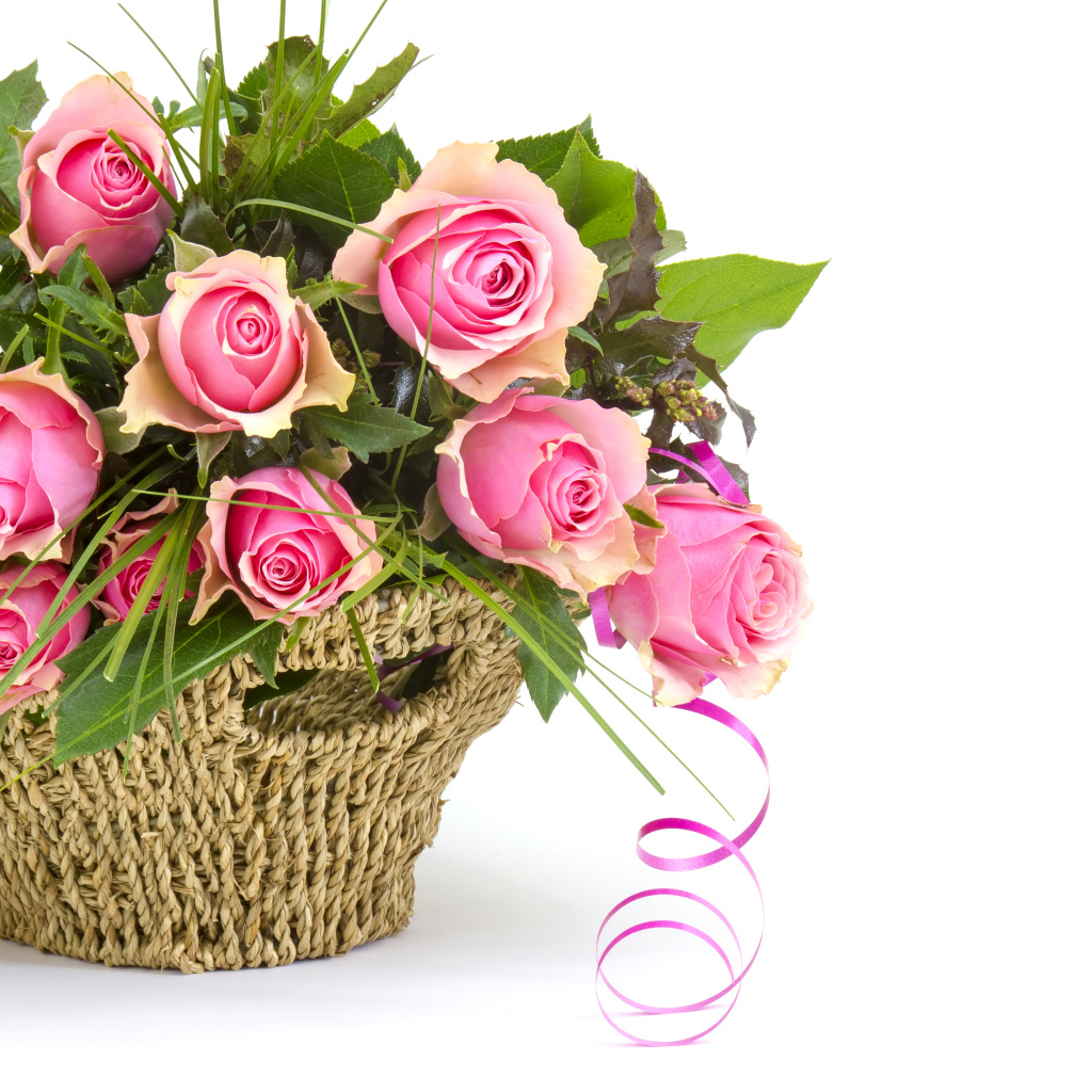 Букет розовых роз корзине с лентой на белом фоне