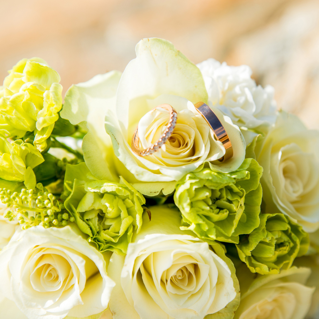 Букет из белых роз с гвоздиками и обручальными кольцами