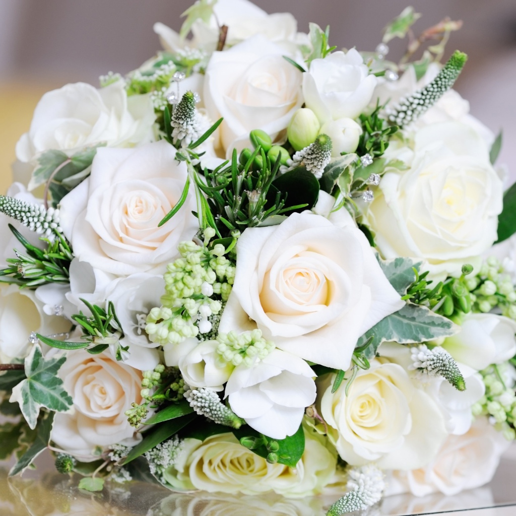Нежный свадебный букет из белых роз 
