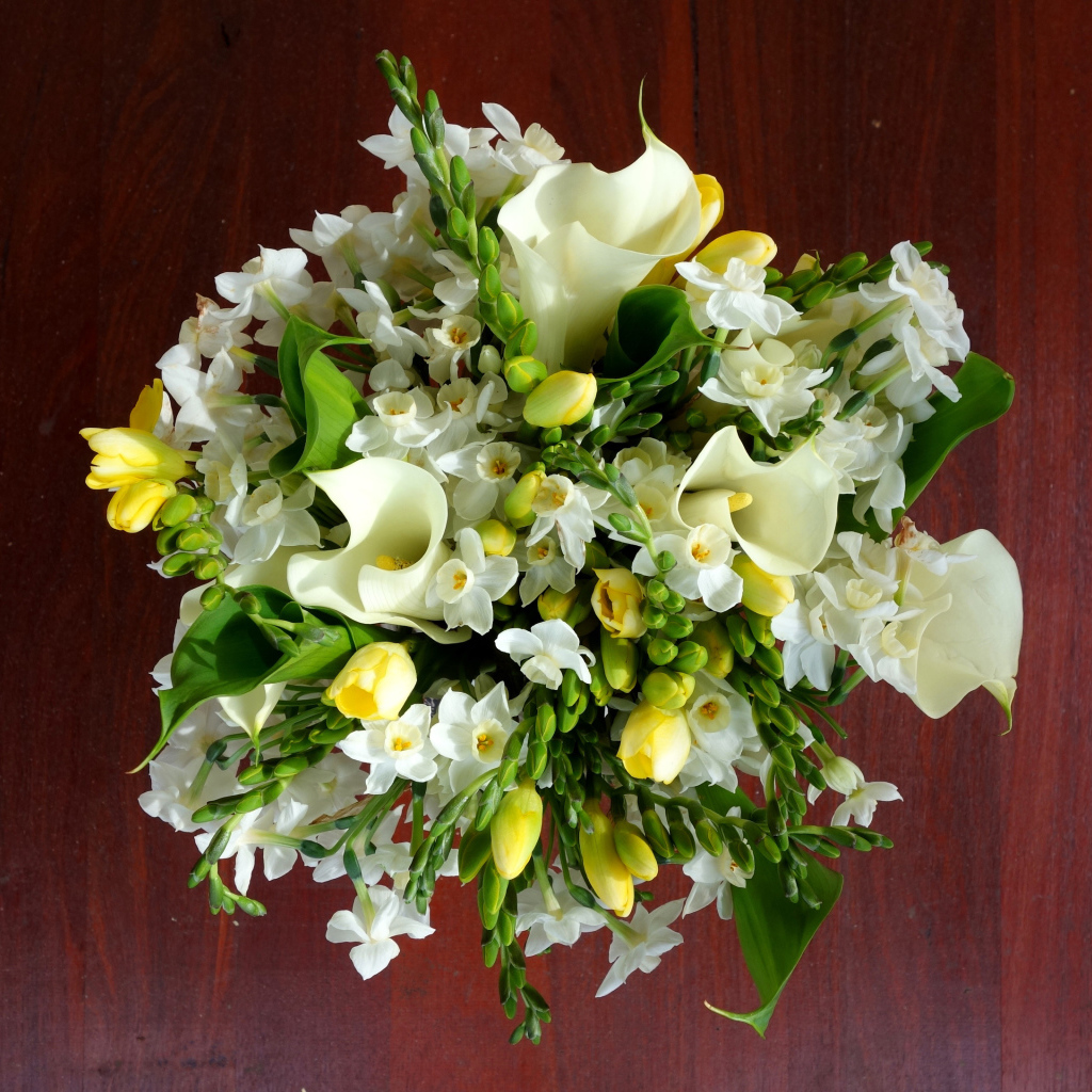 Нежные белые нарциссы и каллы в красивом букете