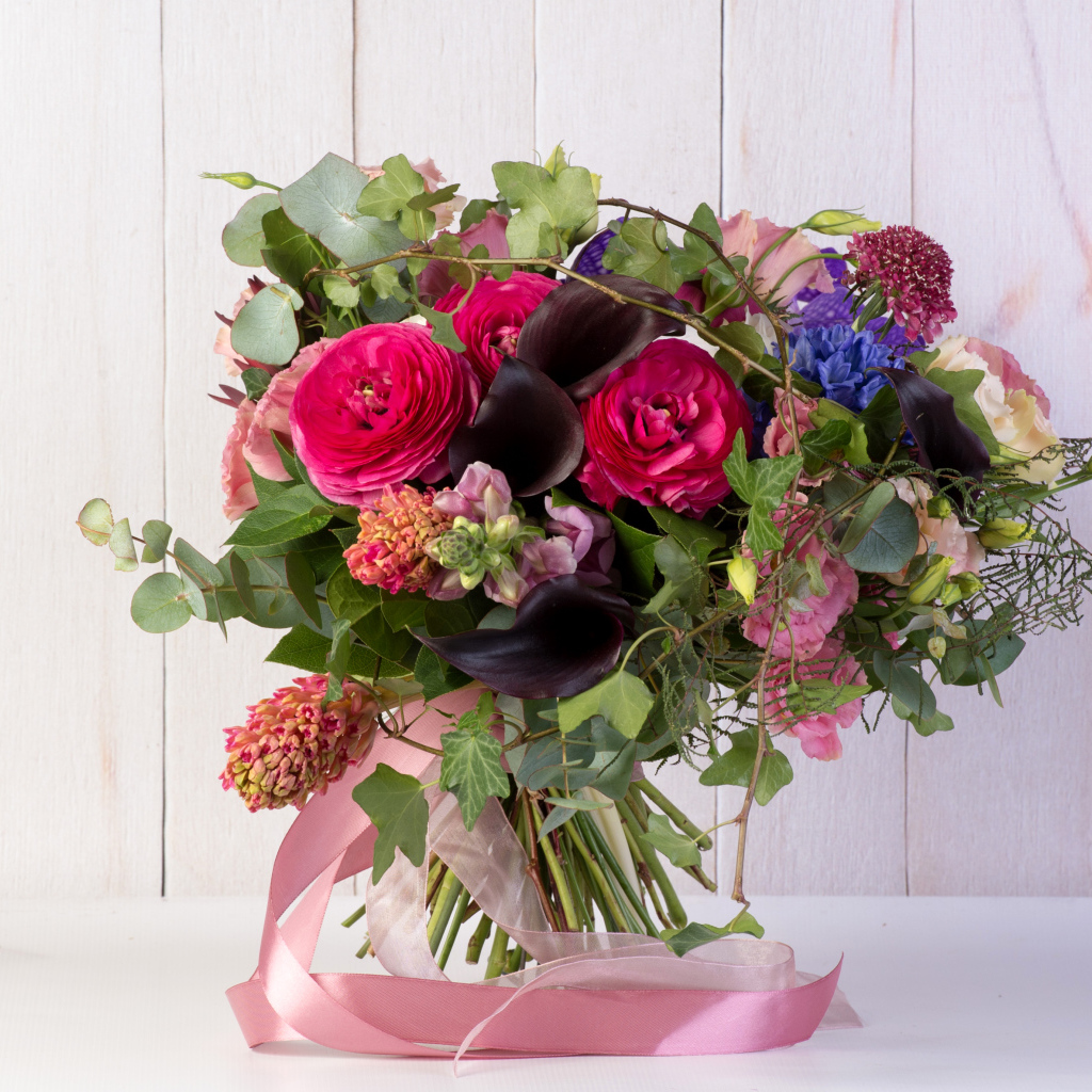 Праздничный букет с розовыми лентами на столе