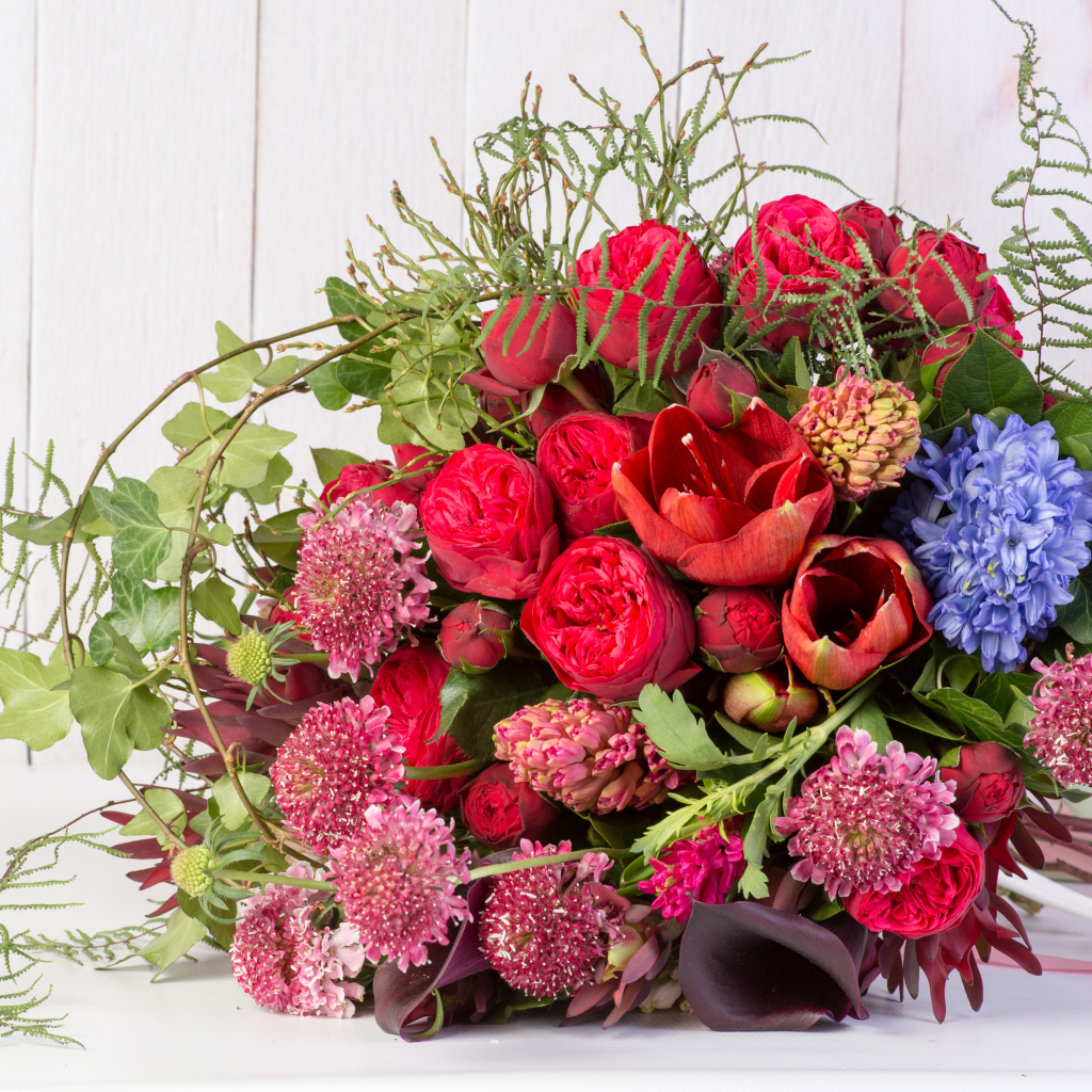 Большой красивый букет перевязанный розовой лентой