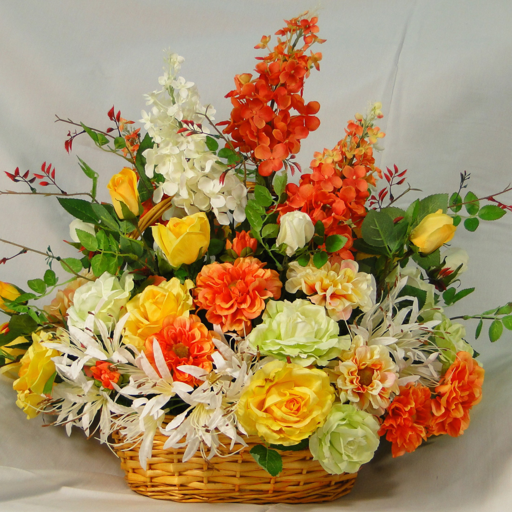 Большой букет цветов в плетеной корзине