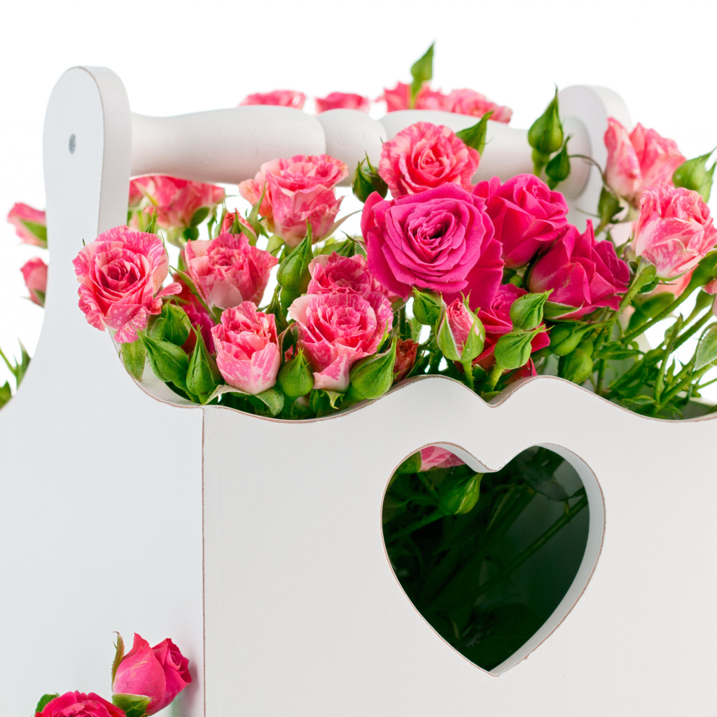 Розовые розы в белой корзине с сердцем