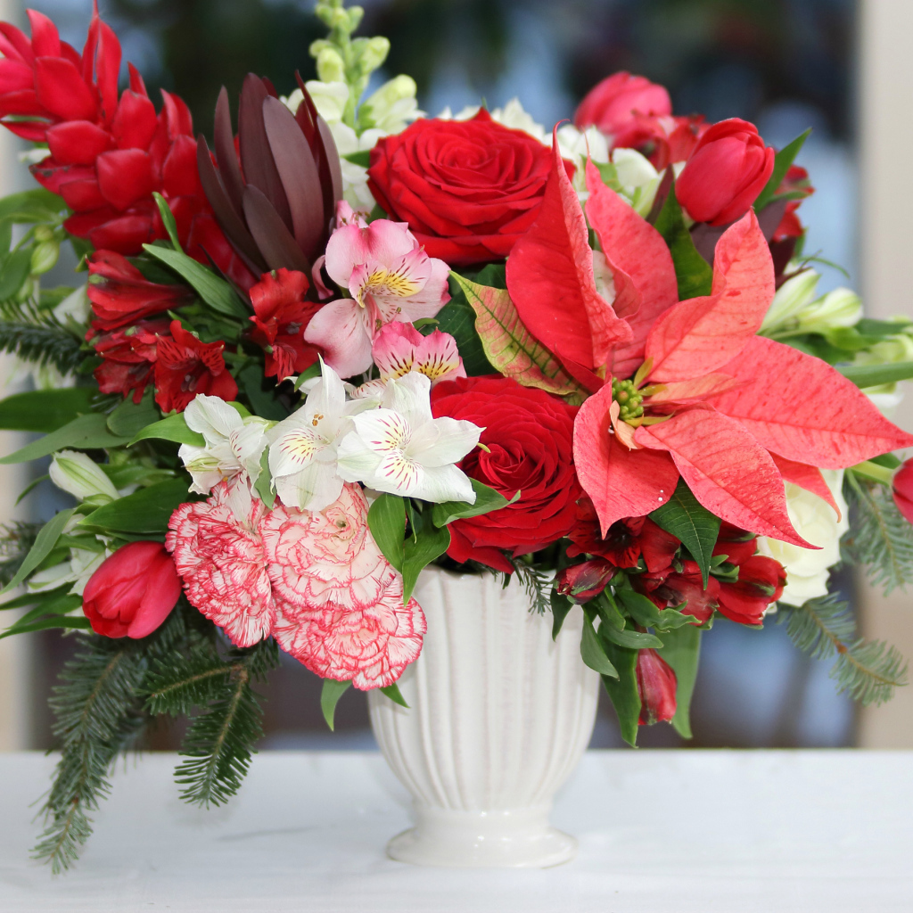 Розы, альстрёмерия, тюльпаны, гвоздики и молочай в красивом букете в белой вазе