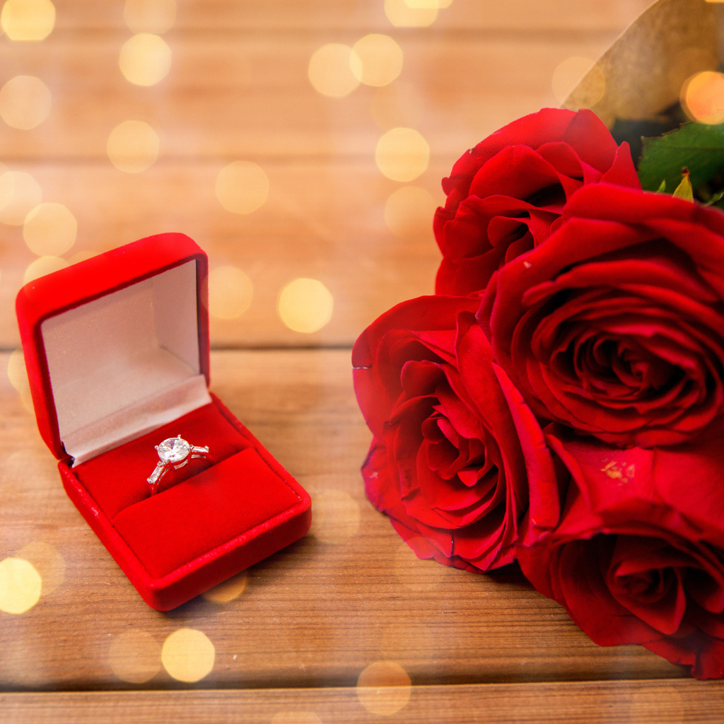 Предложение с кольцом и букетом красных роз