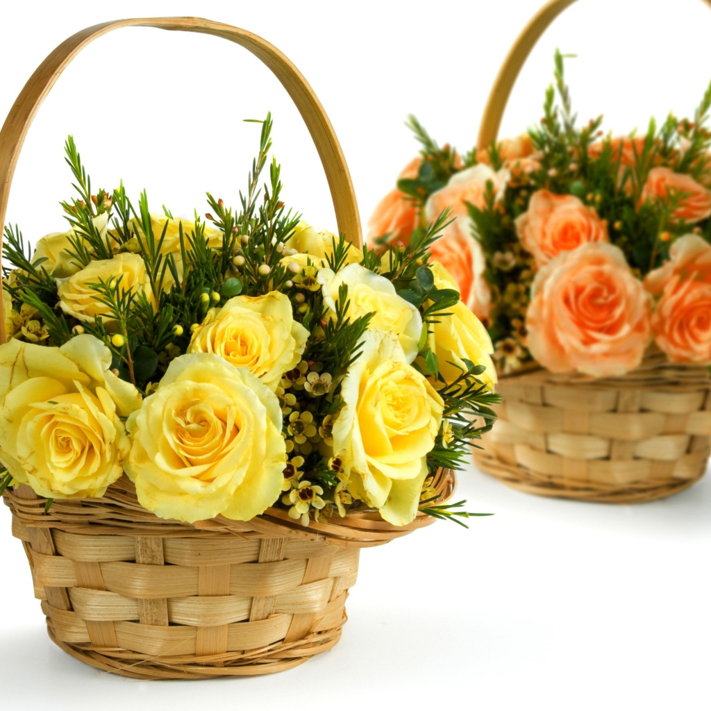 Две корзины с желтыми и оранжевыми розами на белом фоне