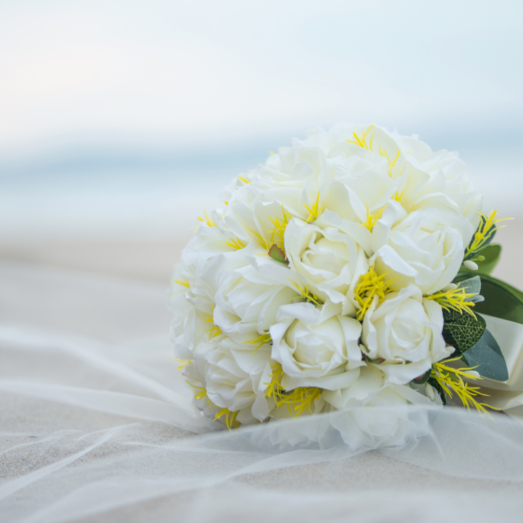 Белый красивый свадебный букет роз