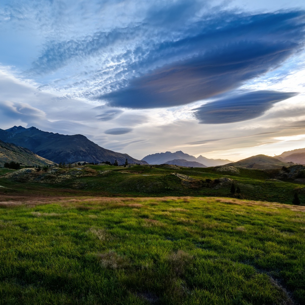 Красивые облака над горами и зеленым лугом, Новая Зеландия
