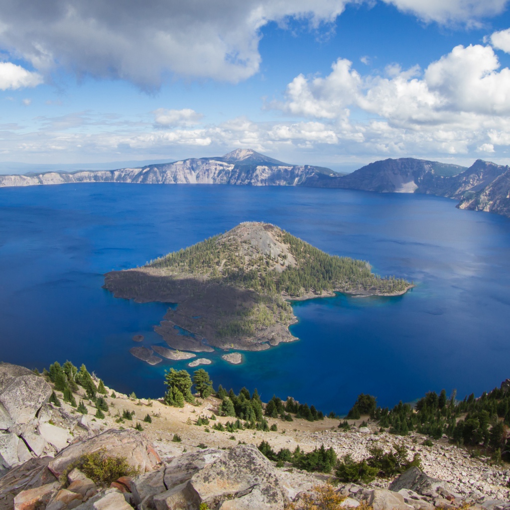 Горы вокруг чистого озера Крейтер, США