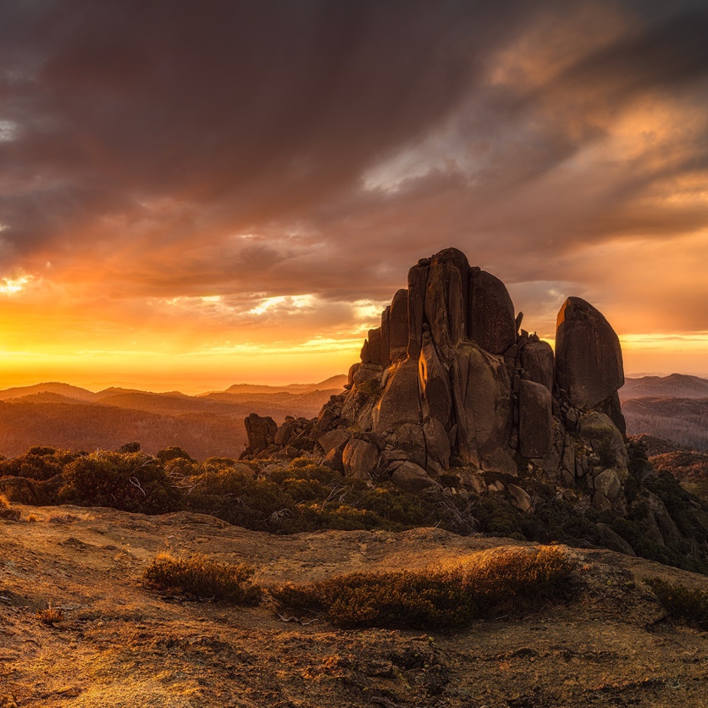 Скала в лучах восходящего солнца 