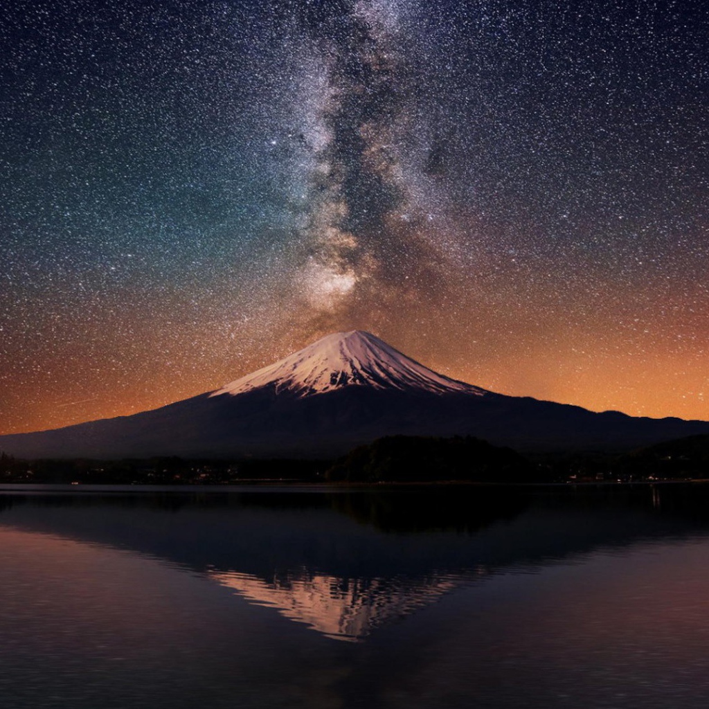 Заснеженная вершина горы на фоне млечного пути 