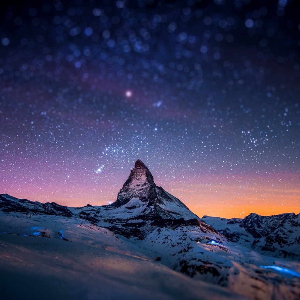 Заснеженные горы под красивым звездным небом 