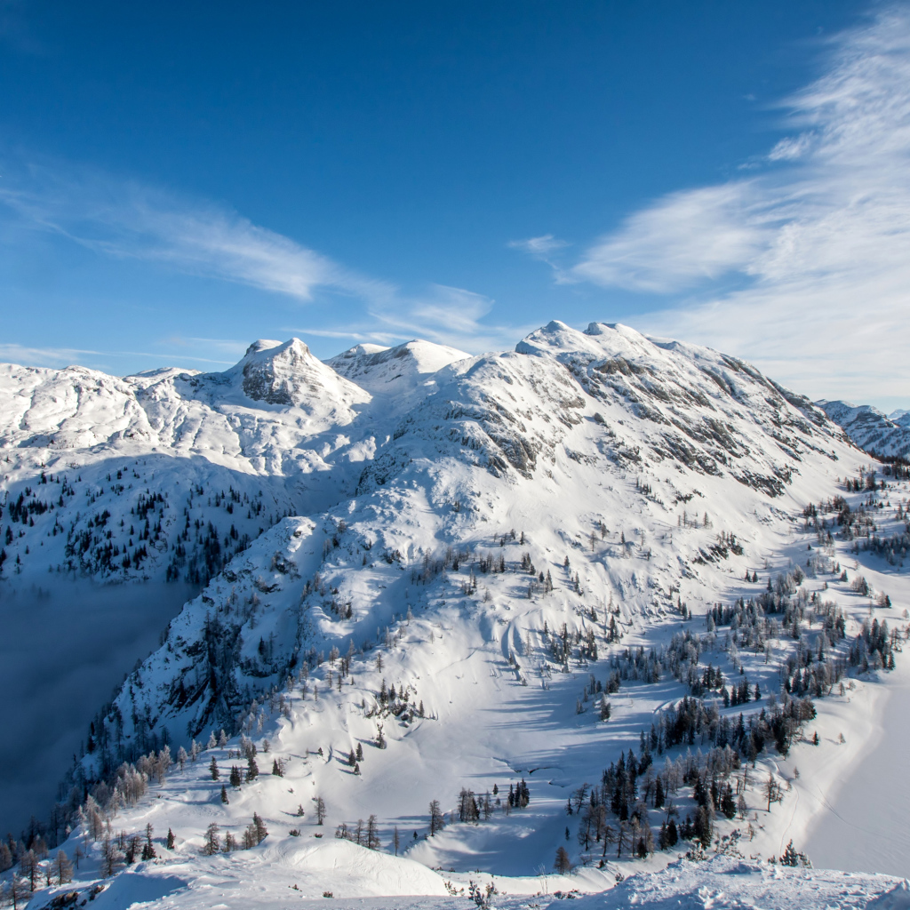 Заснеженные горы под красивым голубым небом 