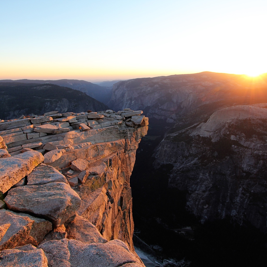Каменные горы на фоне солнца на закате