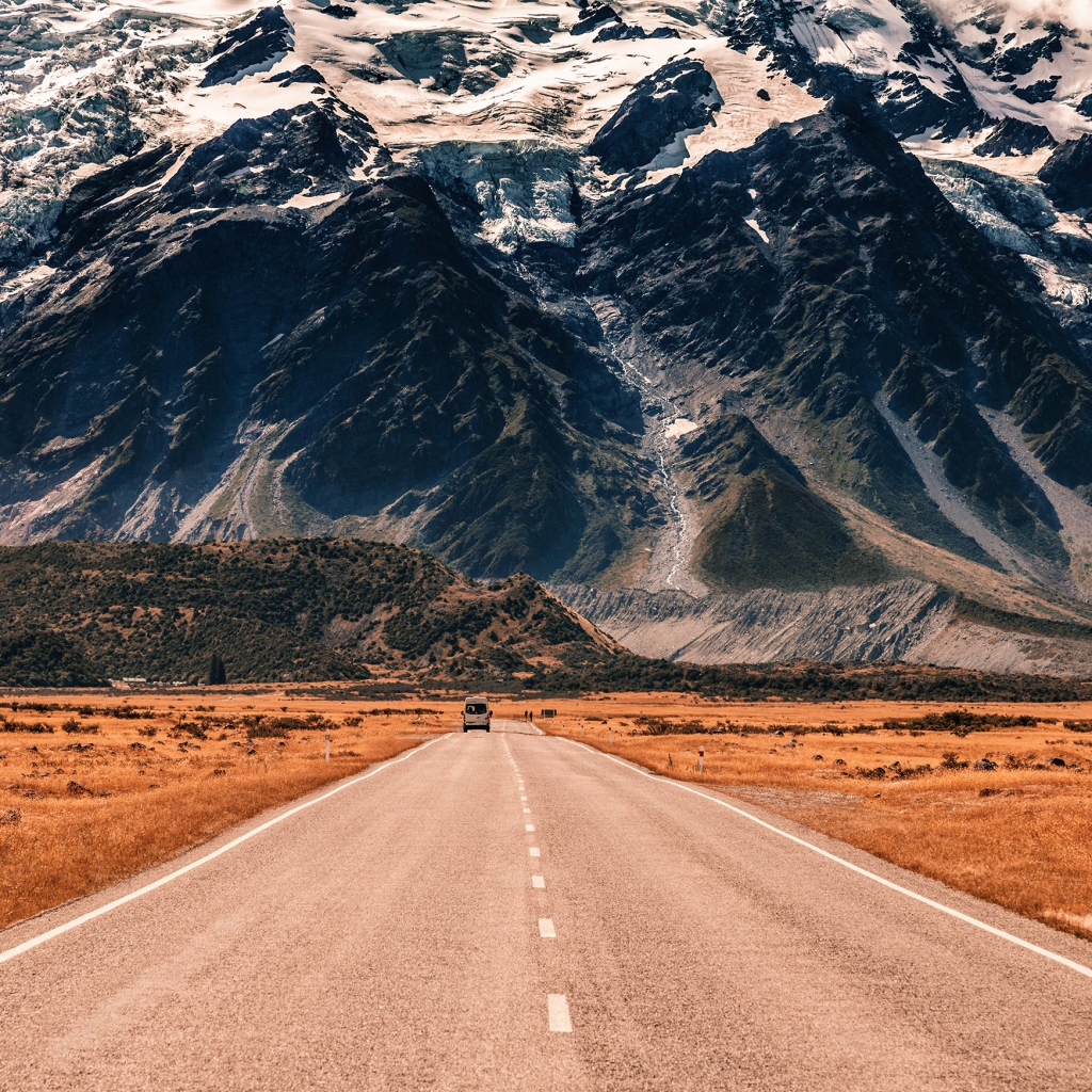 Дорога на фоне гор 