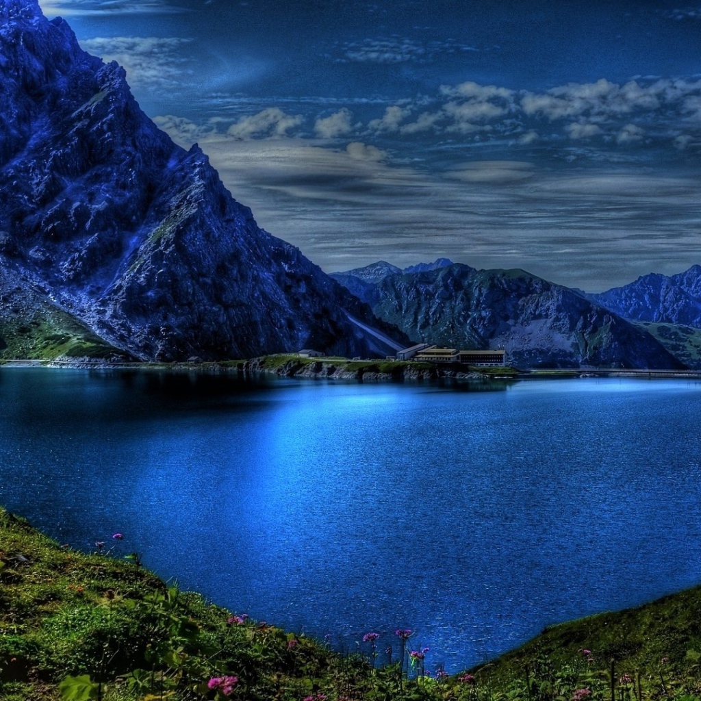 Голубая вода в озере и горы в сумерках