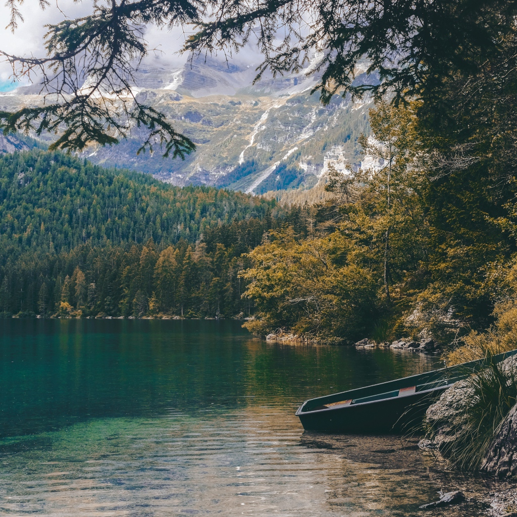 Лодка на берегу у горного озера