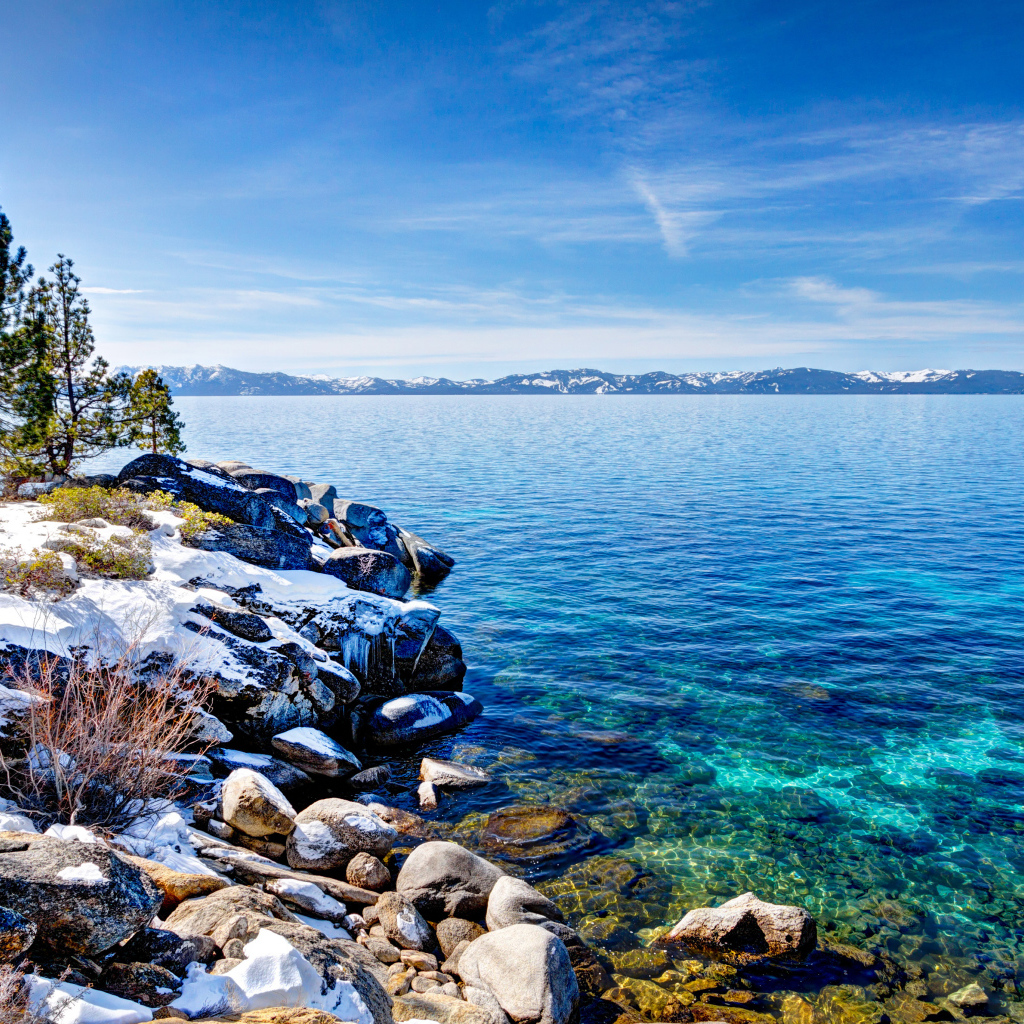 Чистая вода в озере Тахо с покрытыми снегом берегами, США