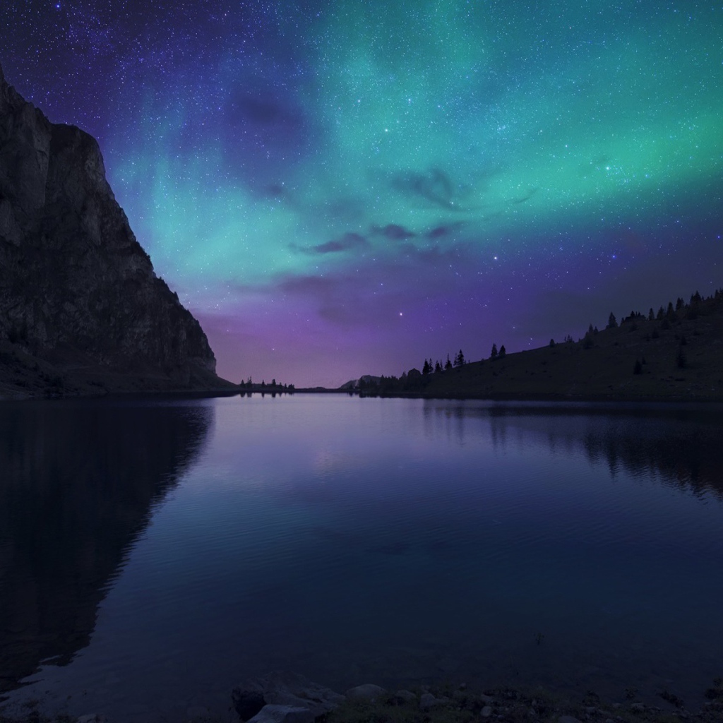 Северное сияние над горным озером 