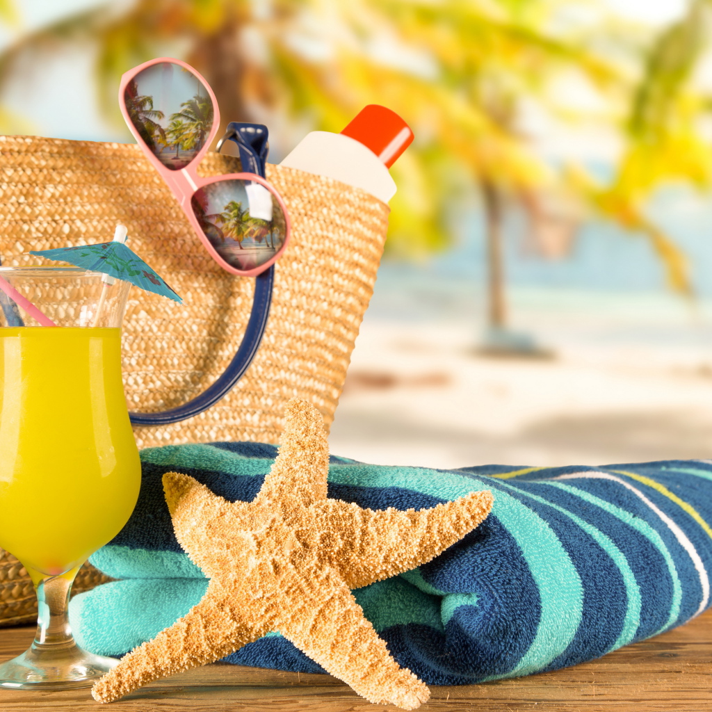 Пляжная сумка с очками, полотенцем, коктейлем и морской звездой