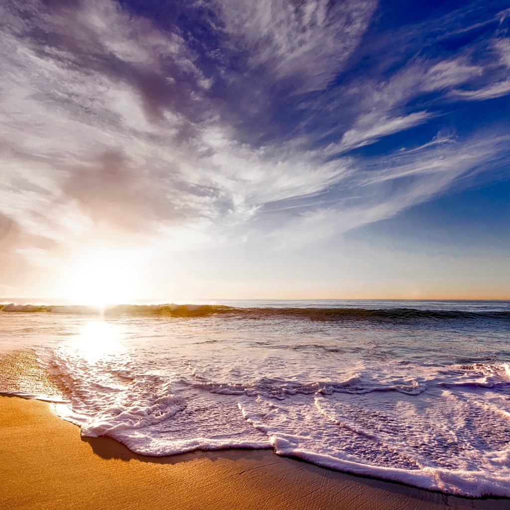 Красивые  облака над белыми морскими волнами