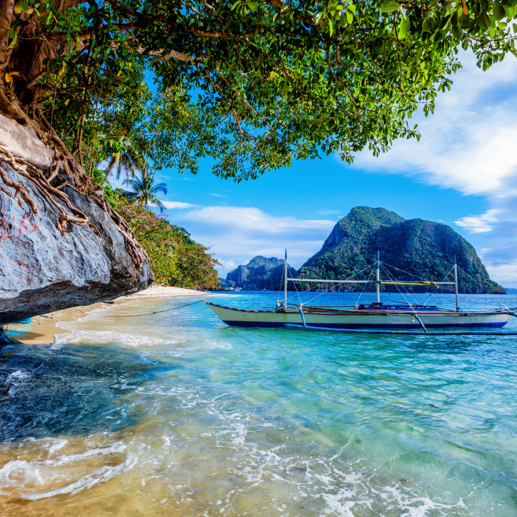 Лодка на морском побережье в тропиках, Филиппины