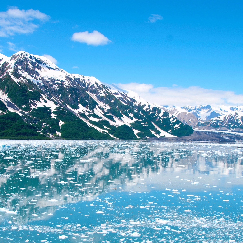 Заснеженные горы на берегу Балтийского моря 