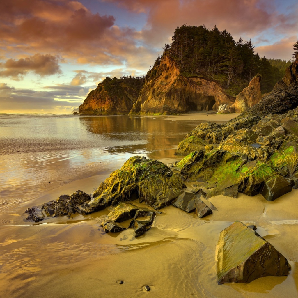 Каменные скалы на берегу моря на закате