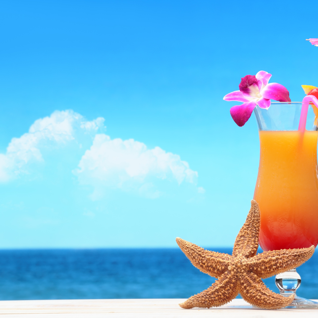 Summer cocktail and starfish on the background of the sea