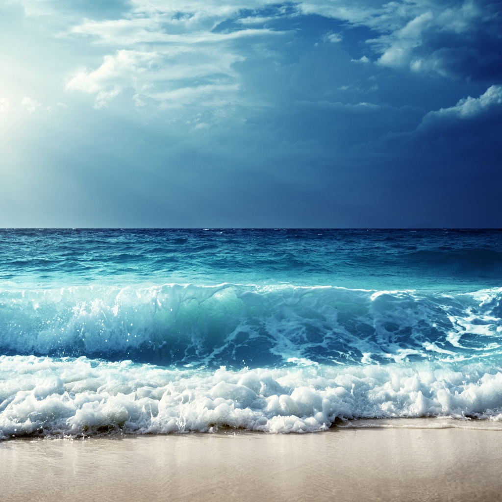 Бушующие морские волны на фоне голубого неба