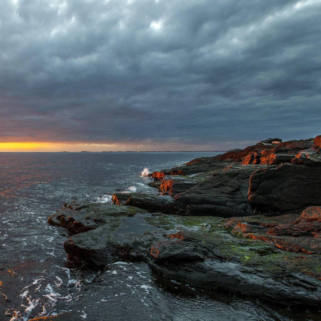 Каменное побережье в Норвегии на закате 
