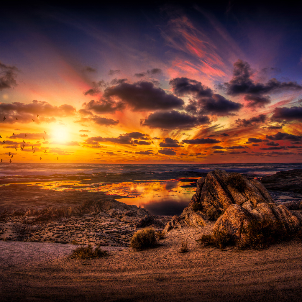 Закат солнца в облачном небе над высохшим озером