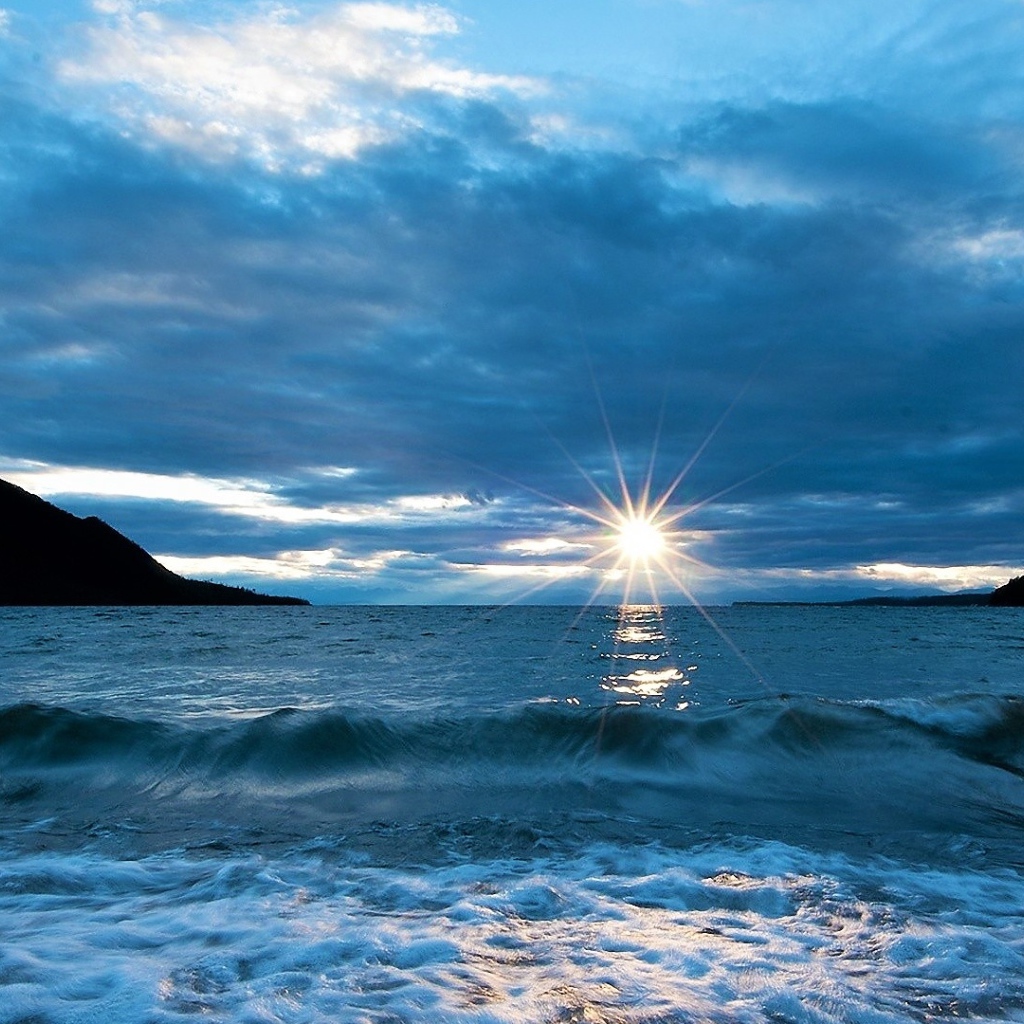 Закат летнего солнца над океаном