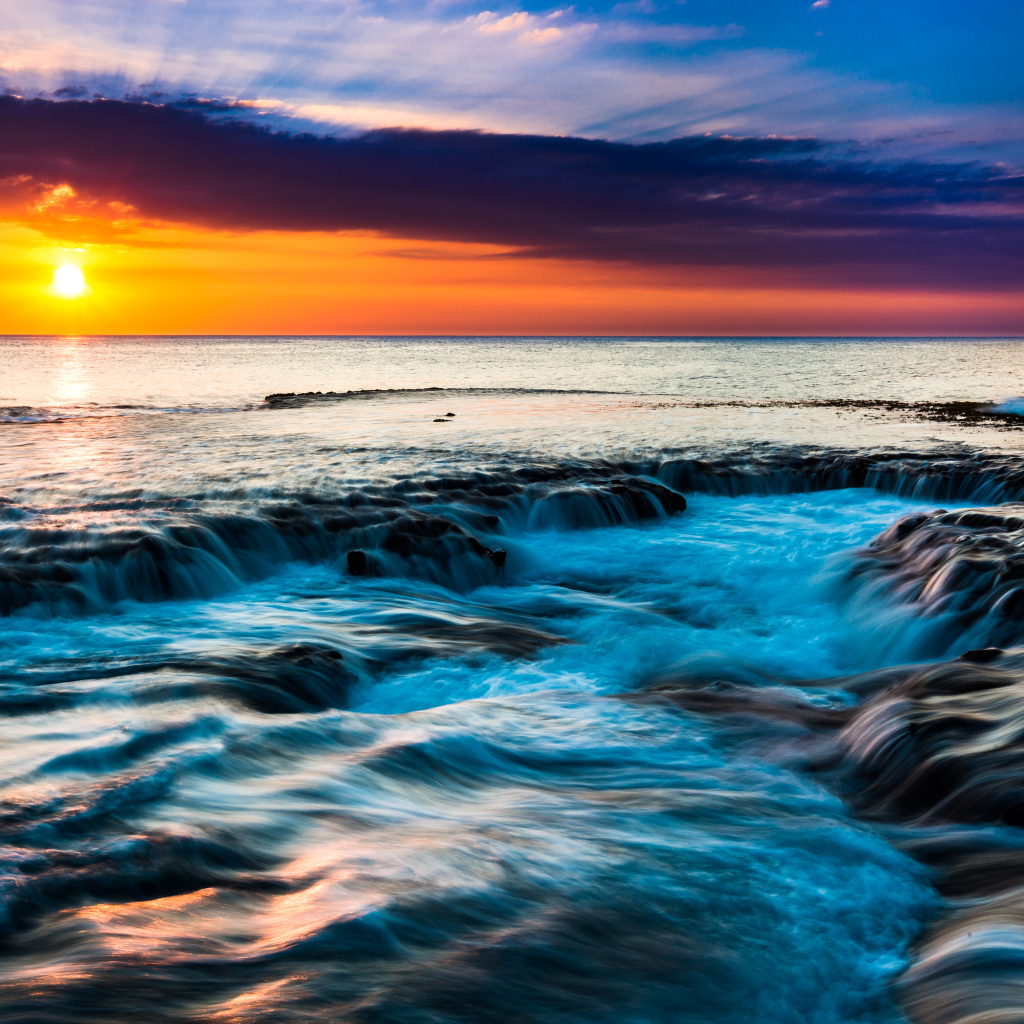 Закат солнца на горизонте над морем