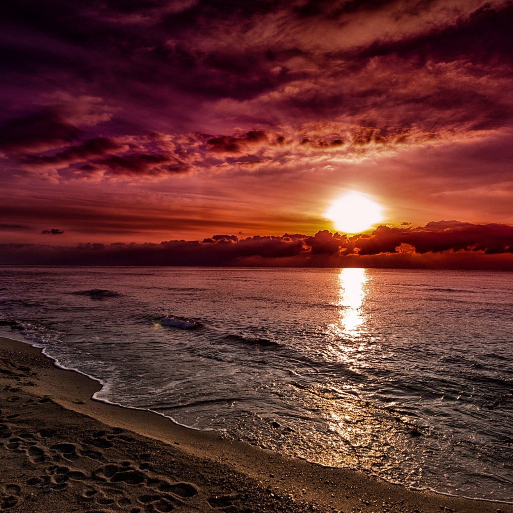 Закат красного солнца над океаном 