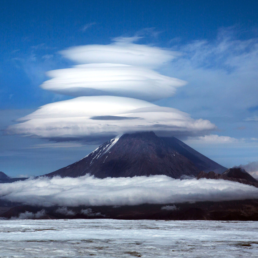 Облака над Ключевской сопкой, Камчатка 