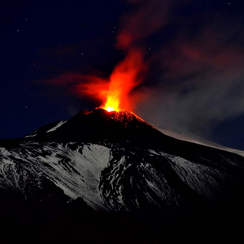 Действующий вулкан Этна ночью 