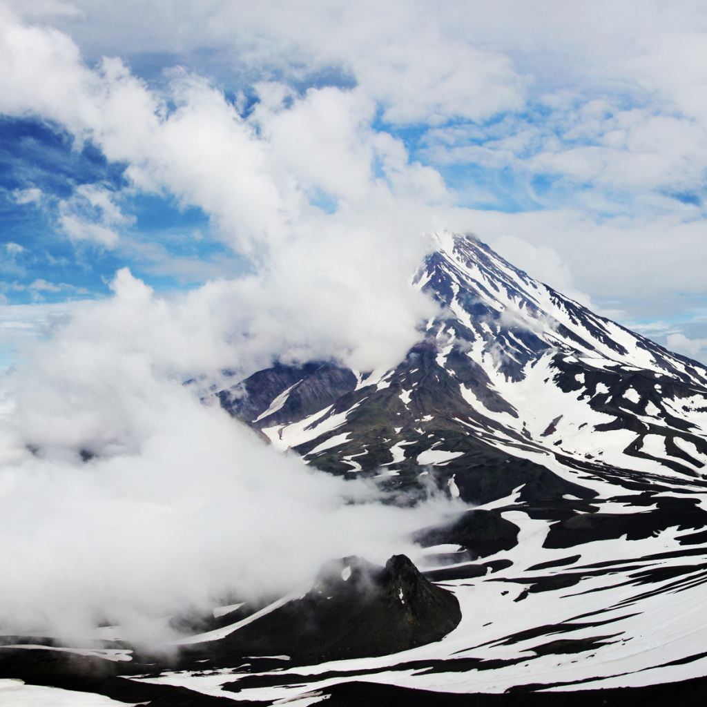 Вулкан Авачинская сопка покрыт белыми облаками, Камчатка. Россия 
