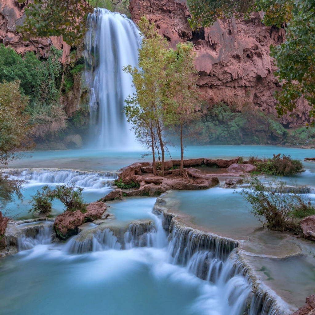 Красивый водопад стекает со скалы 