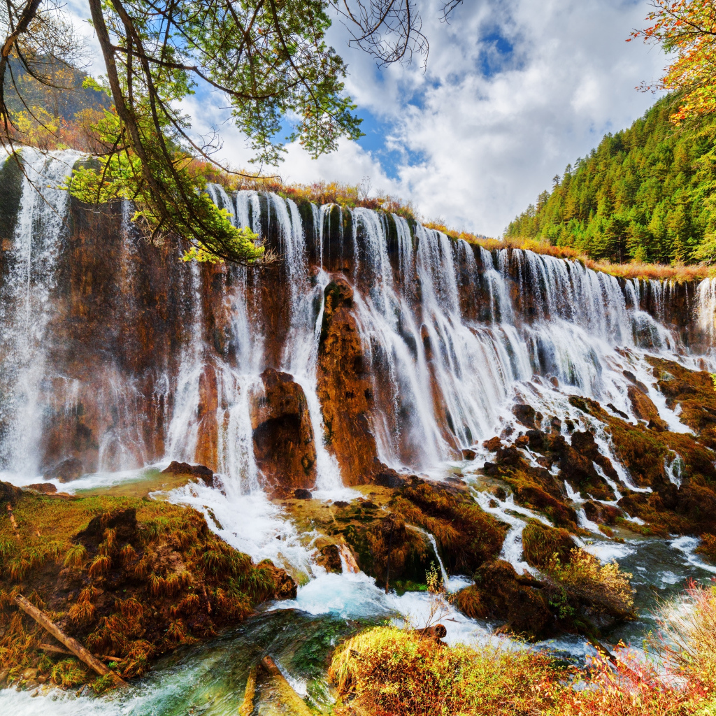 Красивый водопад в осеннем парке Цзючжайгоу, Китай