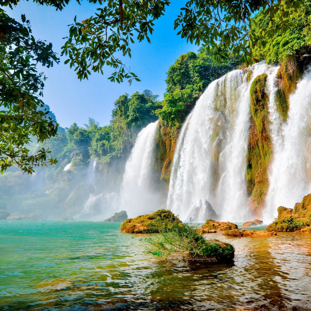 Водопад стекает по скале в озеро