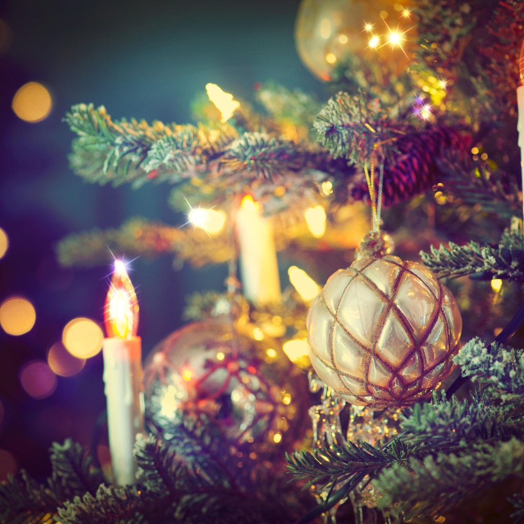Блестящий новогодний шар на елке с гирляндами на новый год 2018
