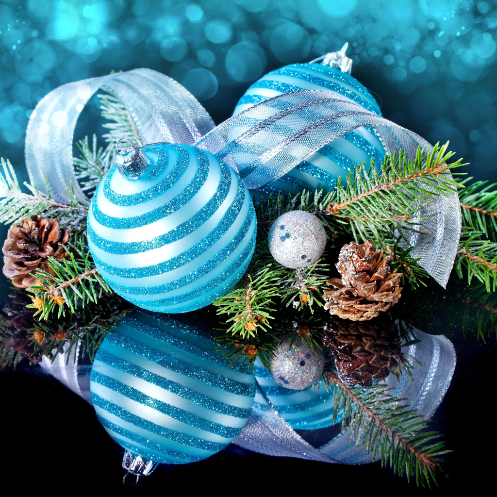 Яркие голубые новогодние шары с лентой и еловой веткой