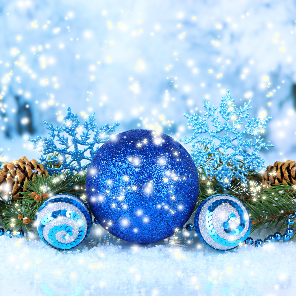 Яркие голубые шары и снежинки на Новый год 2018 и Рождество